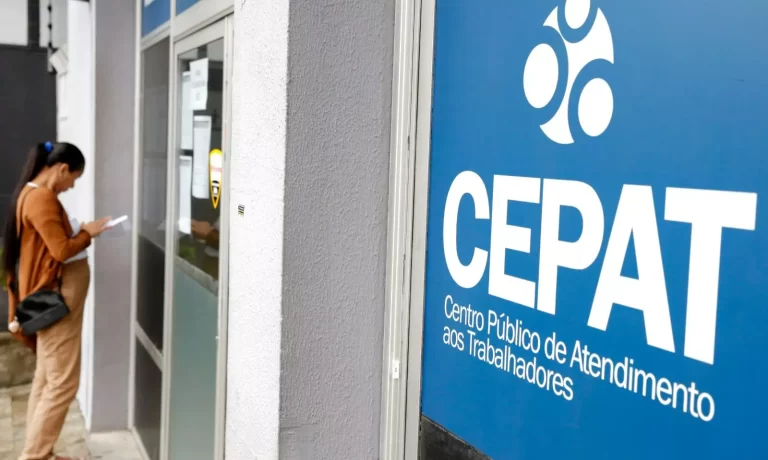 Candidatos buscando vagas de emprego no CEPAT em Joinville