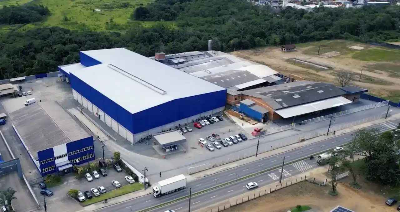 Unidade industrial da Cristal Master em Joinville SC com vagas abertas para produção e extrusão